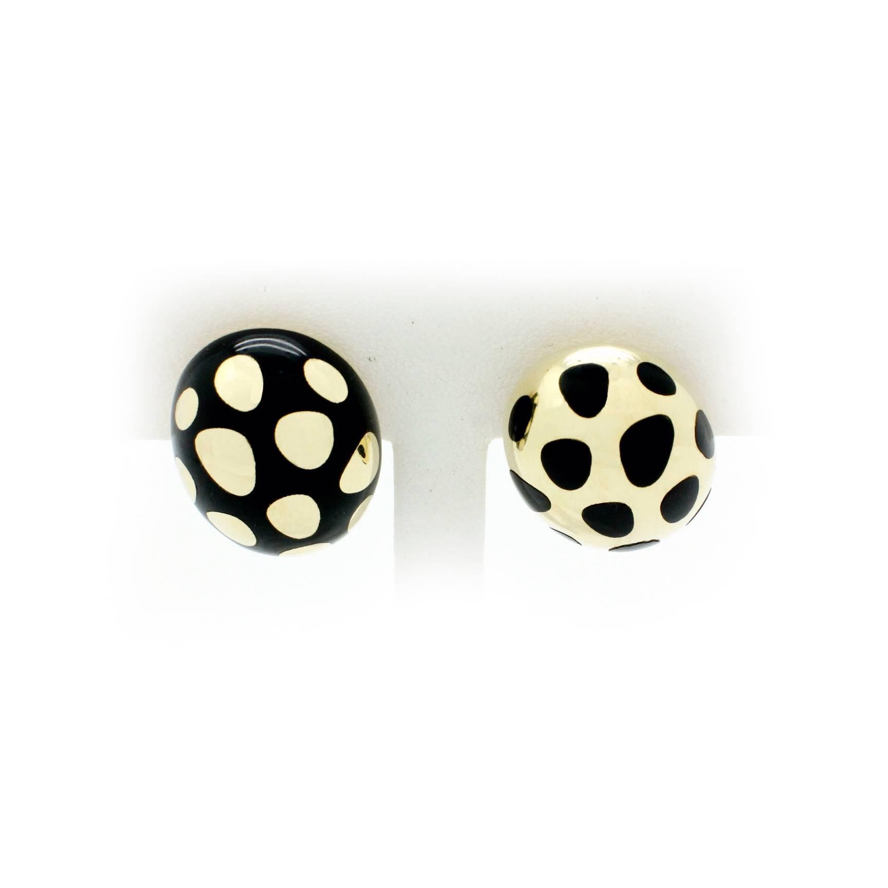18k Yellow Gold Black Jade Polka Dot Earrings by Tiffany & Co.  These earrings are for pierced ears.  Details:  Weight: 18.7 grams Measurements: 24mm x 18mm Stamped Hallmarks: Tiffany & Co. 750 

These gorgeous vintage 1980's earrings are in