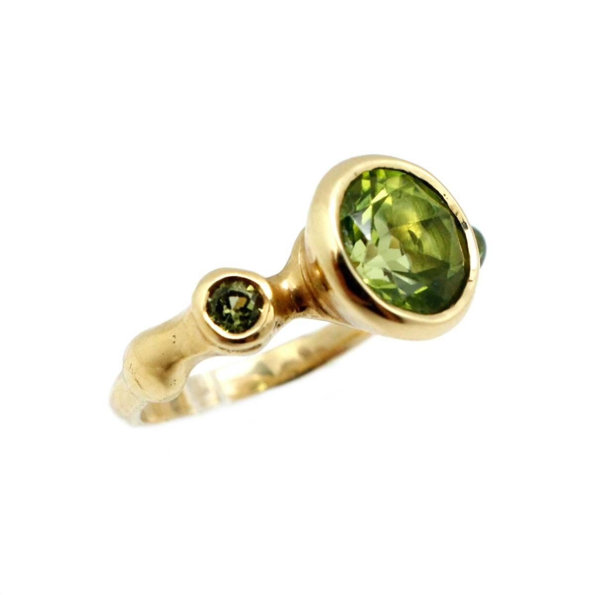 Designer Lee Brevard Vivid Yellowish Green Peridot Set in 18kt Yellow Gold Ring  In New Condition For Sale In Scottsdale, AZ