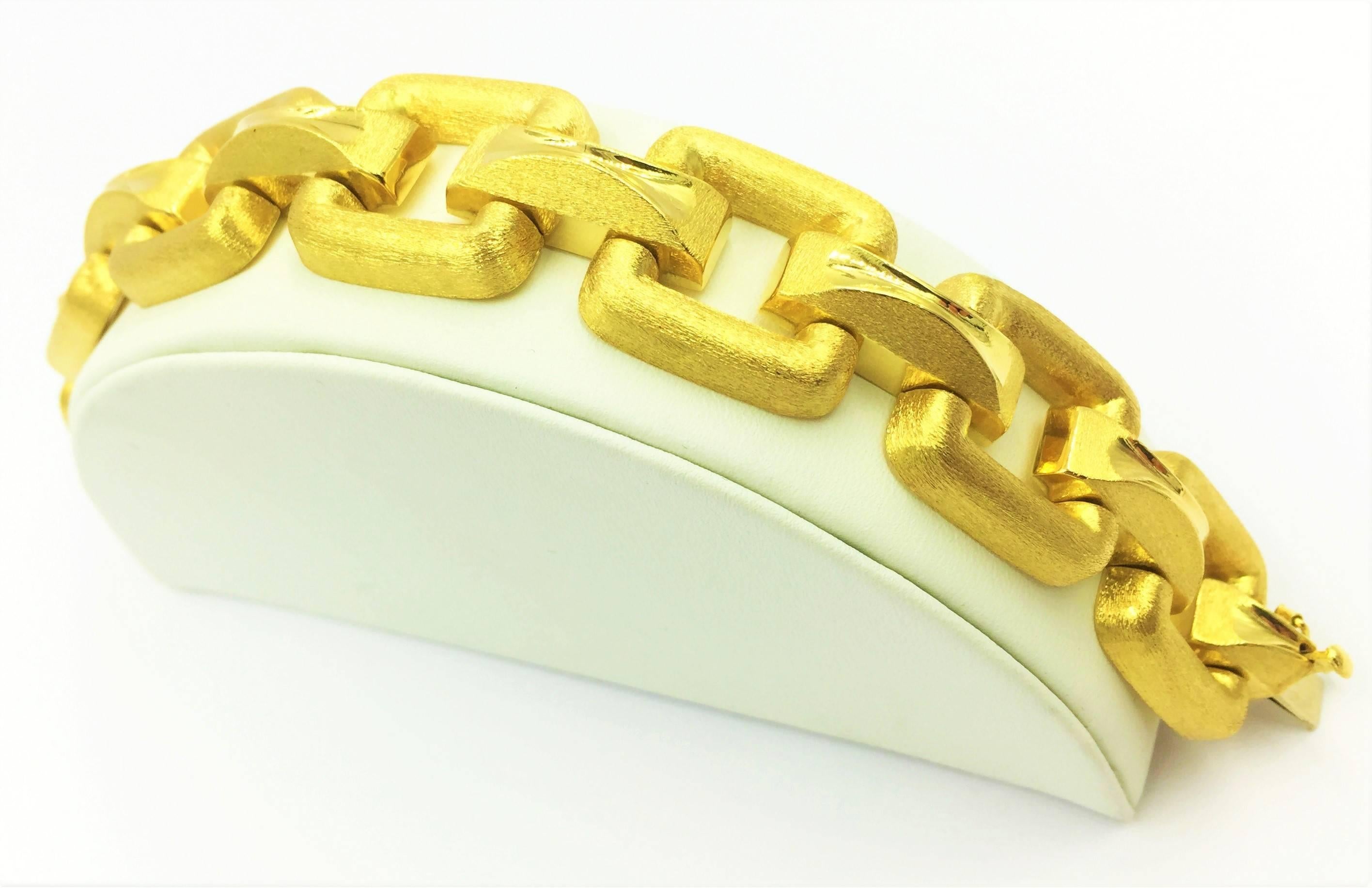 Contemporary Hammerman Brothers Stunning Mirror & Matte Finished Gold Box Chain Bracelet