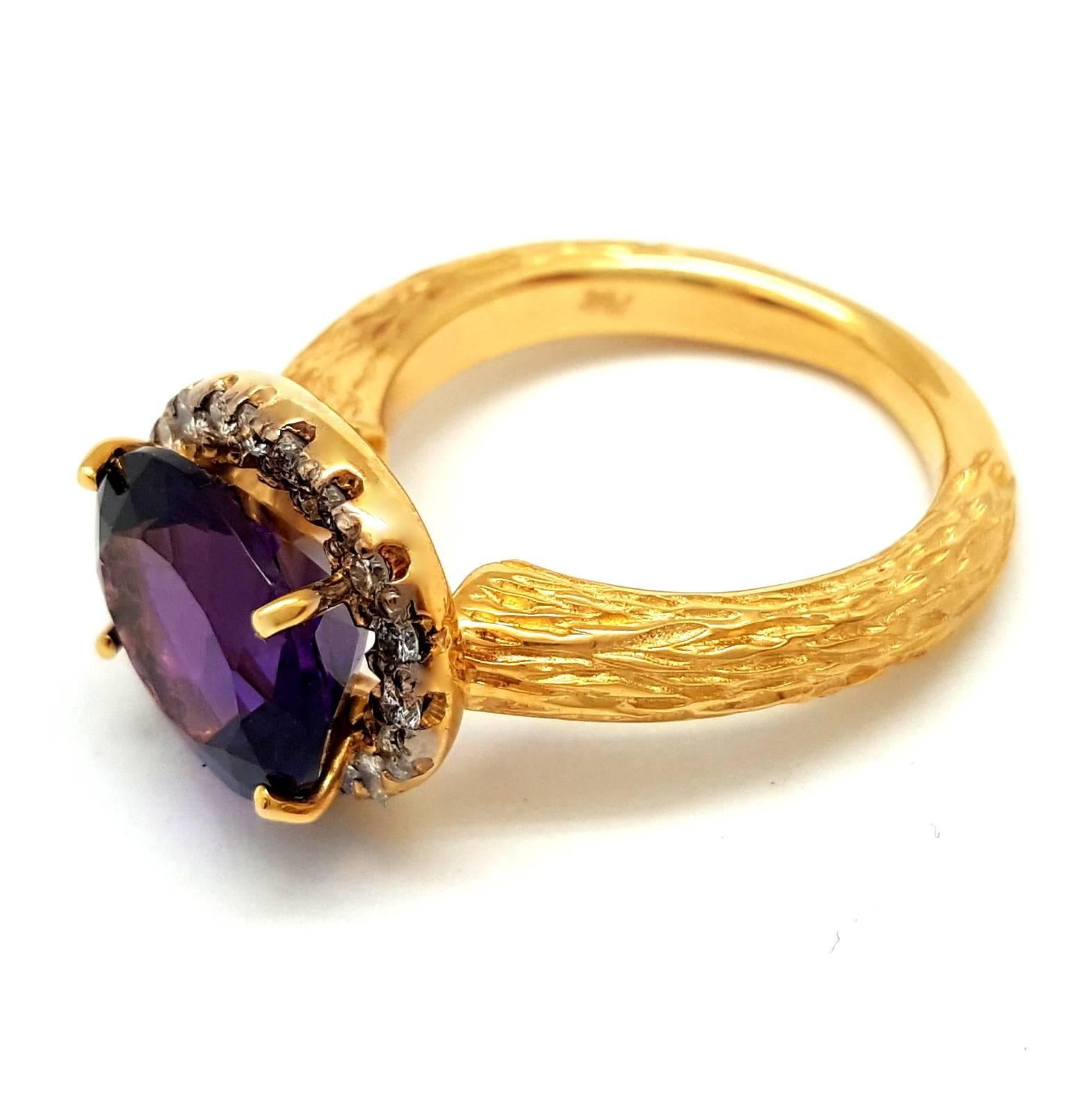 Contemporary 14k Yellow Gold, 2.98ct Oval-Cut Siberian Amethyst & Diamond Halo Ring For Sale