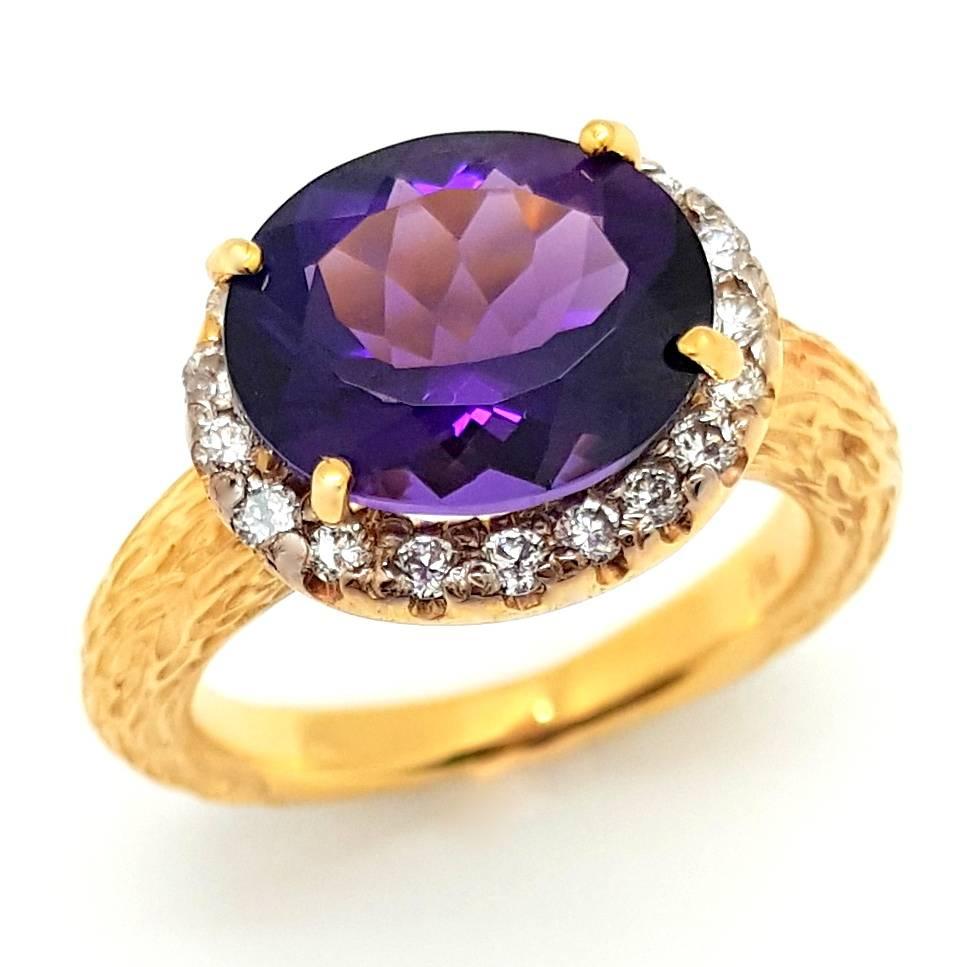 Women's or Men's 14k Yellow Gold, 2.98ct Oval-Cut Siberian Amethyst & Diamond Halo Ring For Sale