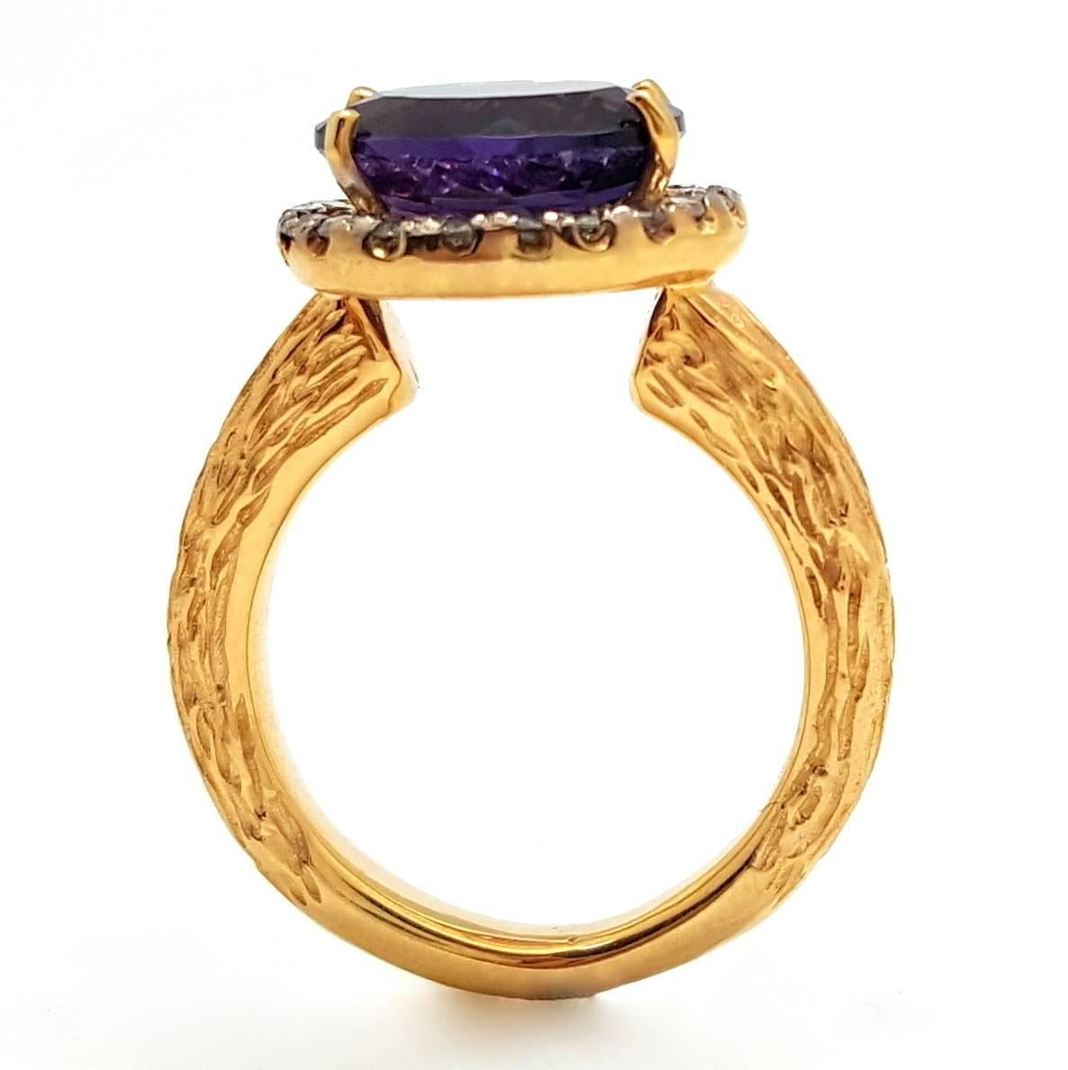 14k Yellow Gold, 2.98ct Oval-Cut Siberian Amethyst & Diamond Halo Ring For Sale 1