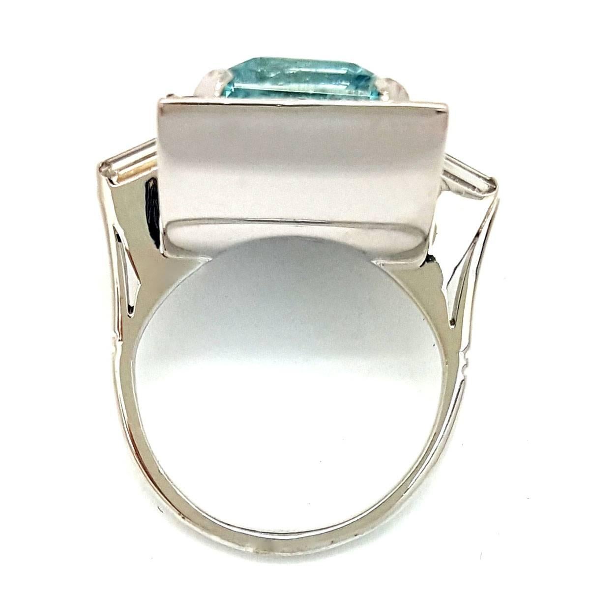 Women's Brilliant Platinum and 9.54-Carat Aquamarine Ring with 1.18cttw Diamonds For Sale