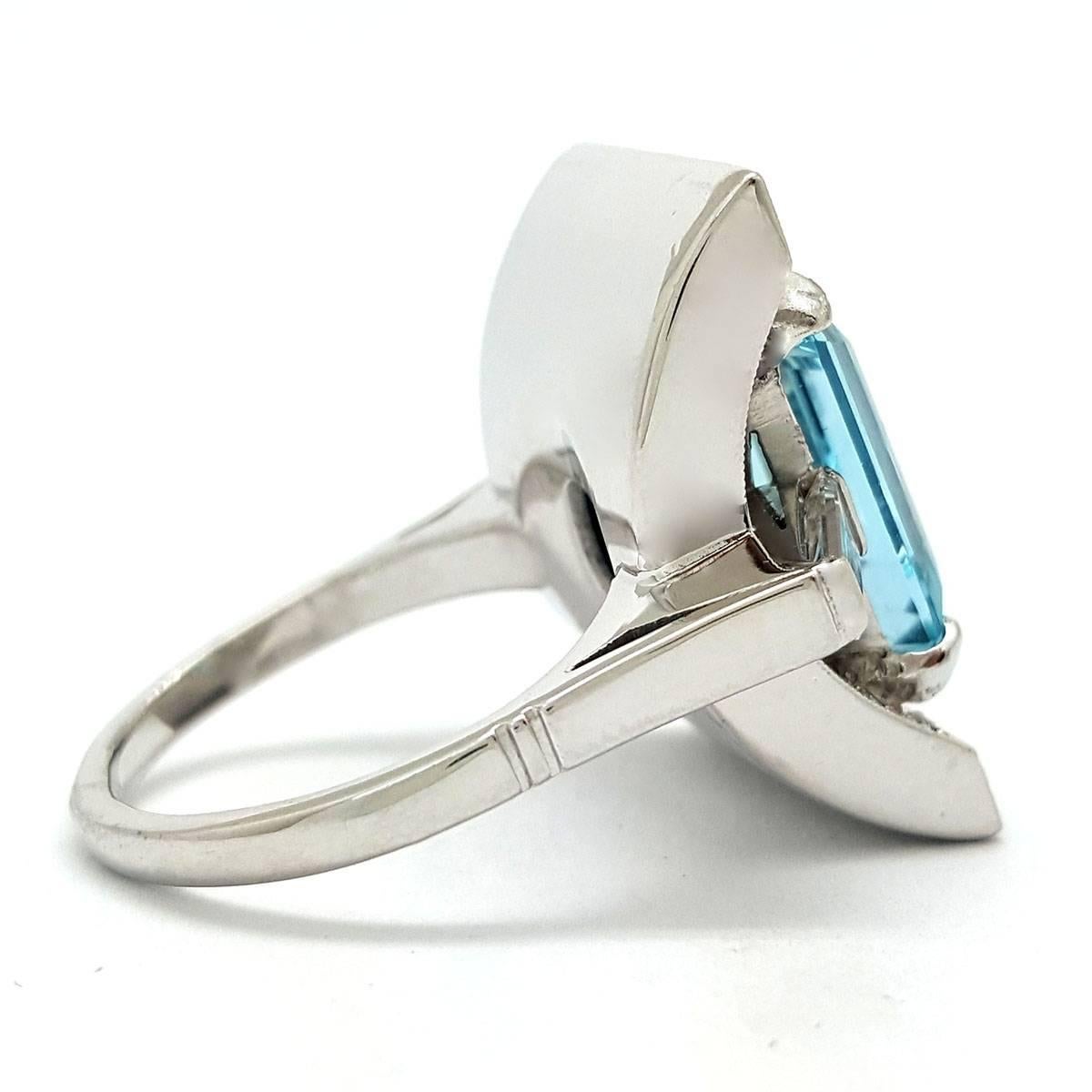 Brilliant Platinum and 9.54-Carat Aquamarine Ring with 1.18cttw Diamonds In Excellent Condition For Sale In Scottsdale, AZ