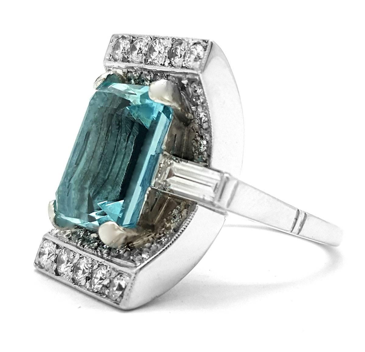 Modern Brilliant Platinum and 9.54-Carat Aquamarine Ring with 1.18cttw Diamonds For Sale