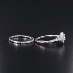 Conjunto de anillos de boda de Gabriel & Co. en oro de 18 quilates con diamantes ovalados de 1,52 quilates en total, con diseño «halo»