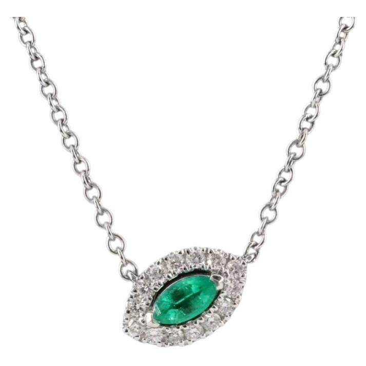 Collana con ciondolo in oro bianco 18 carati con smeraldo e diamanti in vendita