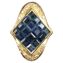Anello a forma di navette in oro 18 carati con zaffiri incastonati a vista e diamanti per un totale di 0,10 carati