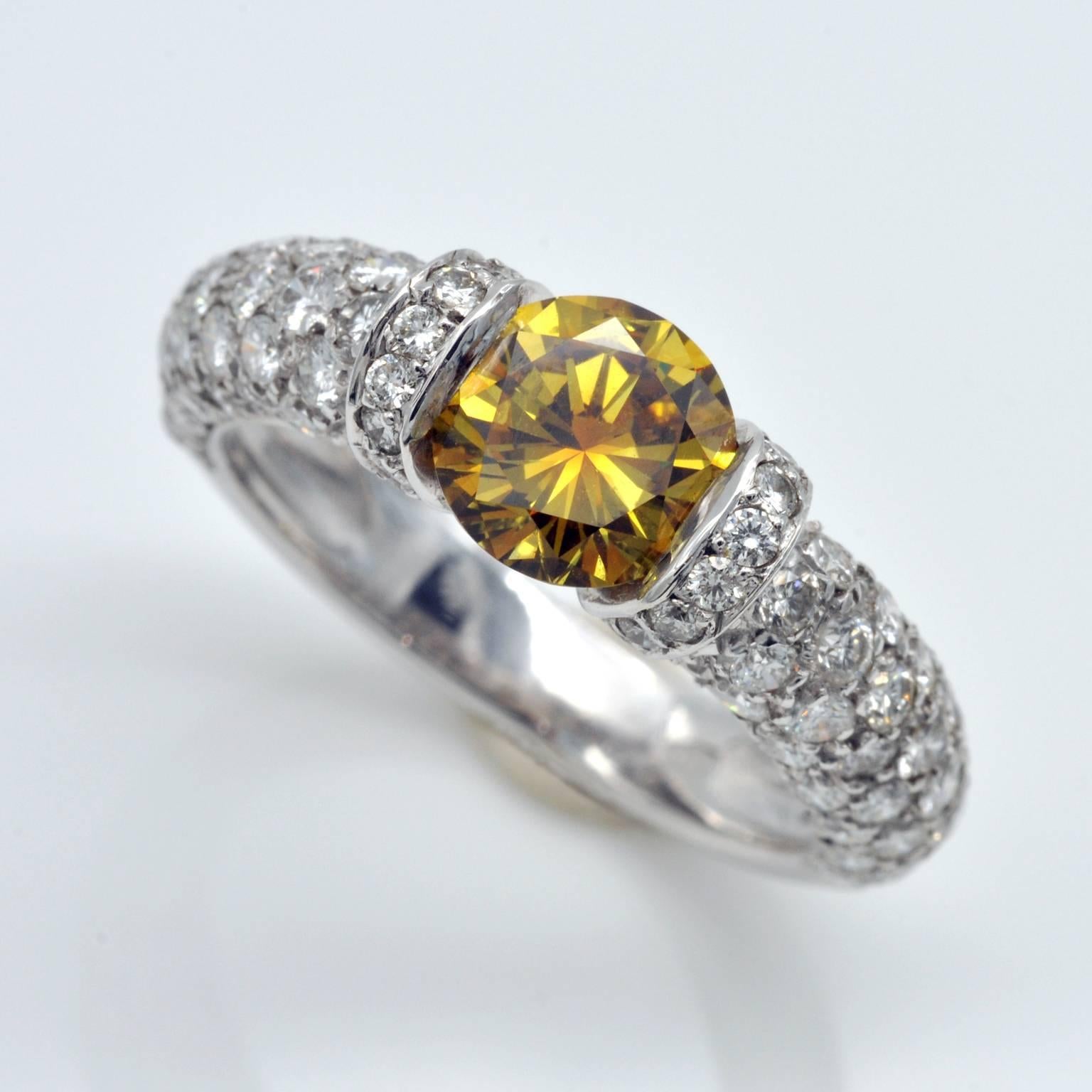 Zertifizierter intensiv gelber und orangefarbener Fancy-Diamant-Verlobungsring (Rundschliff) im Angebot