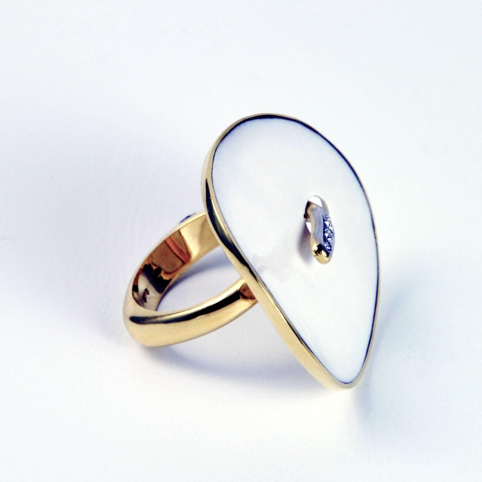 Brilliant Cut Modern White Onyx Diamond Gold Ring For Sale