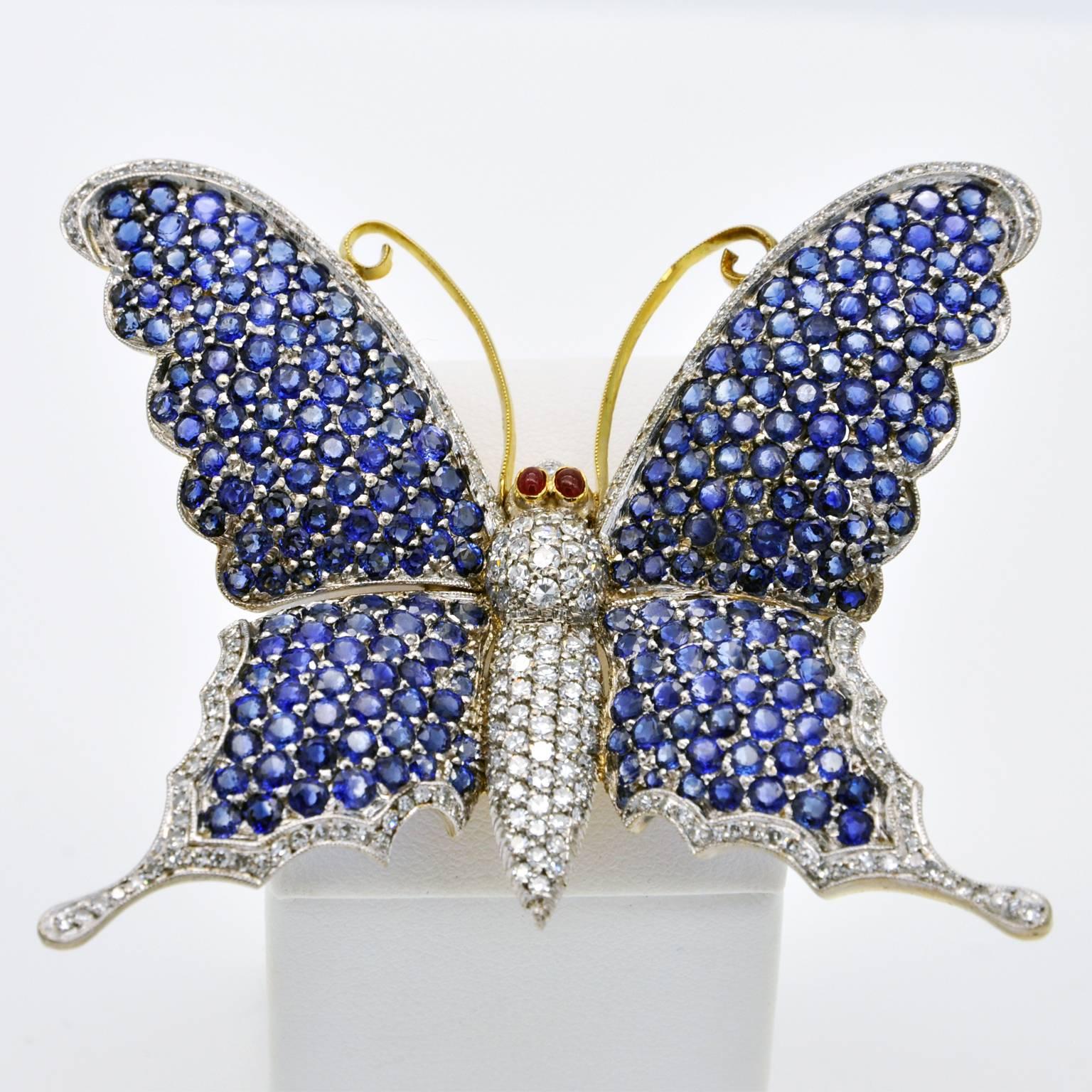Unique large butterfly brooch 18K gold pavé set with Sri Lankan sapphires and brilliant cut diamonds.

Size 6.6cm (2.6 in) x 5.5 cm (2,16in)