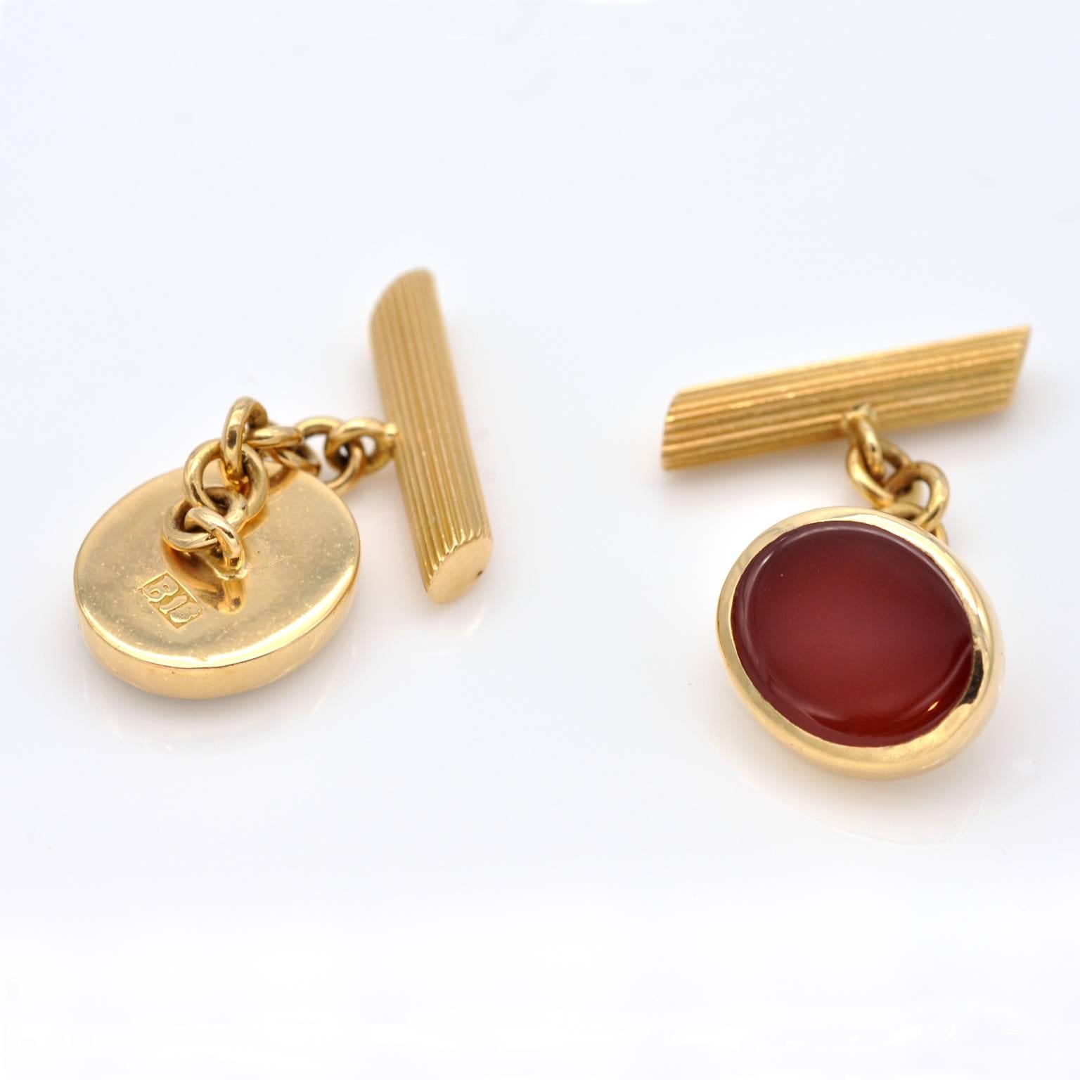 Very elegant pair of 18 kt Yellow gold and carnelian oval cufflinks.

the head is 1.3 x 1.1 cm ( 51 x 43 in)