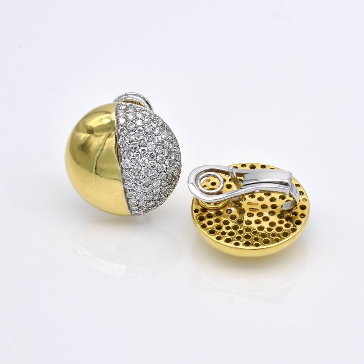 Contemporain The Moderns Boucles d'oreilles à clip en or avec diamants ronds en vente