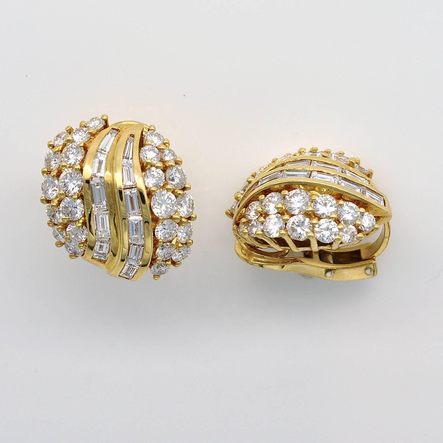 Boucles d'oreilles à clip attrayantes. Chacune se compose de deux lignes de diamants baguettes sertis en lunette et de vingt-quatre diamants ronds de qualité supérieure sertis en pavillon. Ces derniers sont sertis de manière à être aussi bien