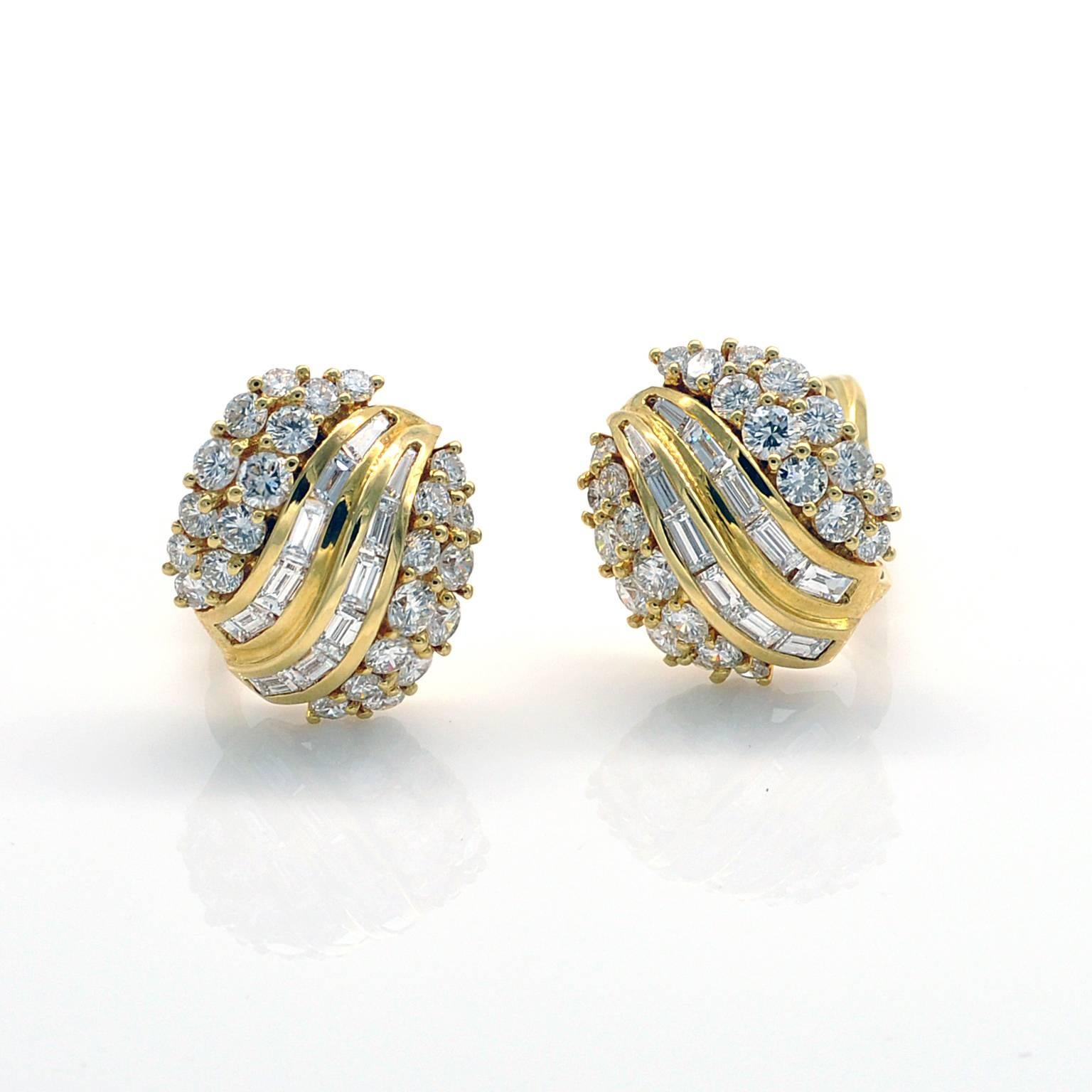 Runde und Baguette-Diamant-Cluster-Ohrringe aus 18 Karat Gelbgold mit Clip (Zeitgenössisch) im Angebot