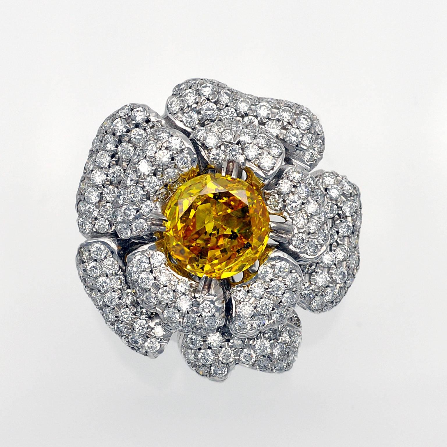 Contemporain Bague en diamant certifié GIA de 3 carats de couleur jaune Vivid Orangy Zimmi en vente