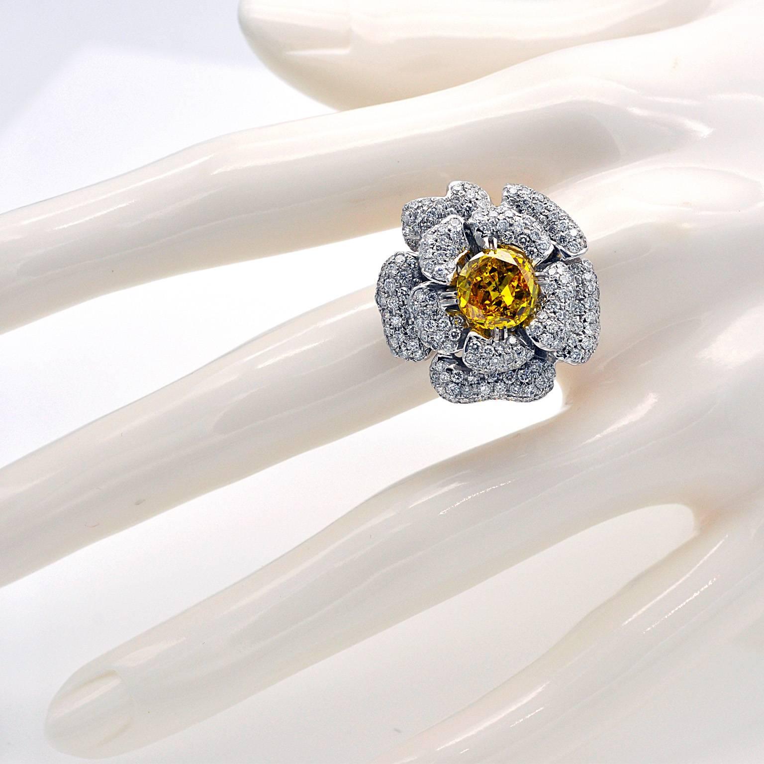Bague en diamant certifié GIA de 3 carats de couleur jaune Vivid Orangy Zimmi Neuf - En vente à Monte Carlo, MC