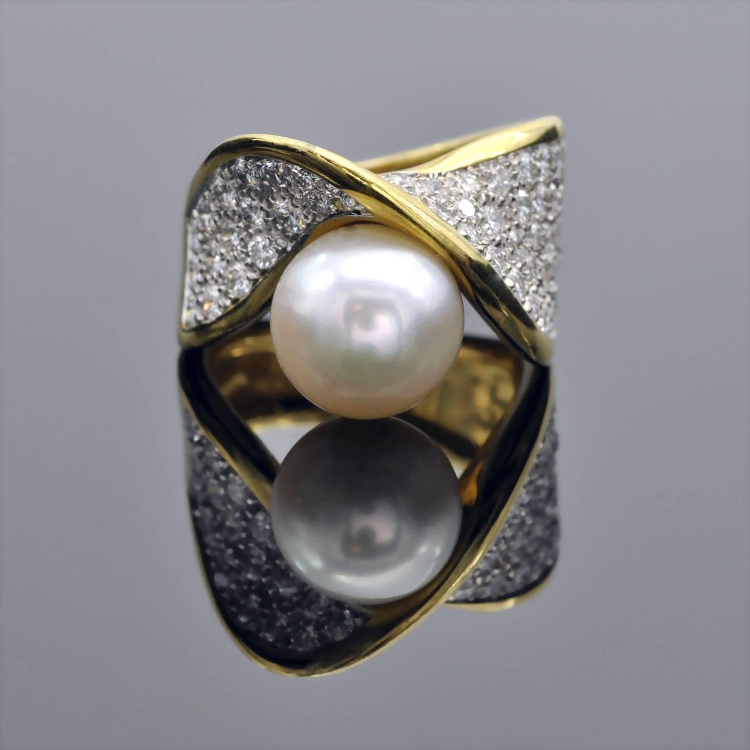Attractive pearl ring by Mikawa, Damiani pearl jewelry collection. the band seems to be folded with a 10mm pearl nesting into it. while pavé set diamonds highlight the whole piece.
Diamonds ± 1.5 carats
Signed Mikawa , Damiani stamp, French and