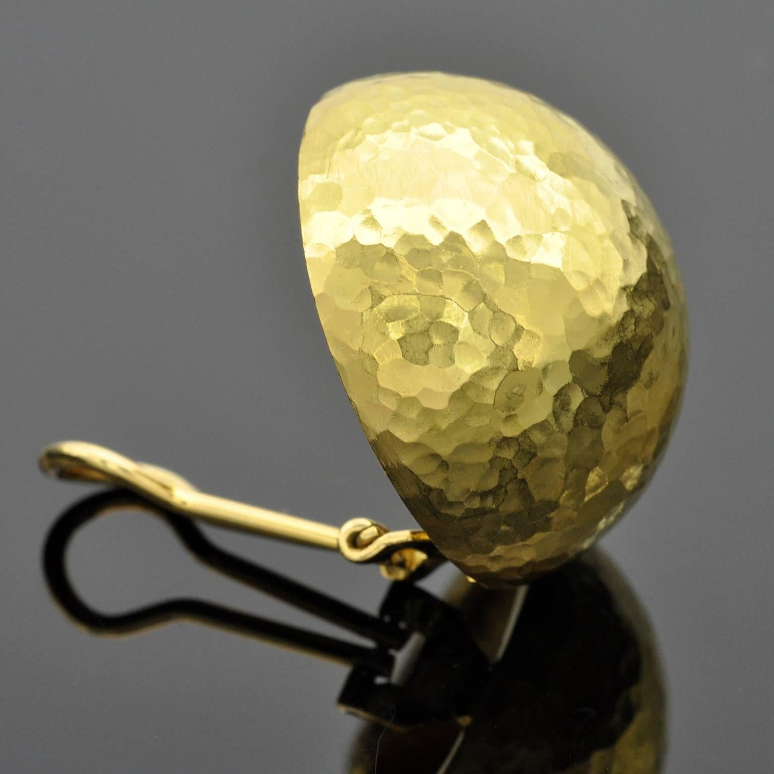 Runde Dome-Ohrringe aus gehämmertem Gelbgold (Moderne)