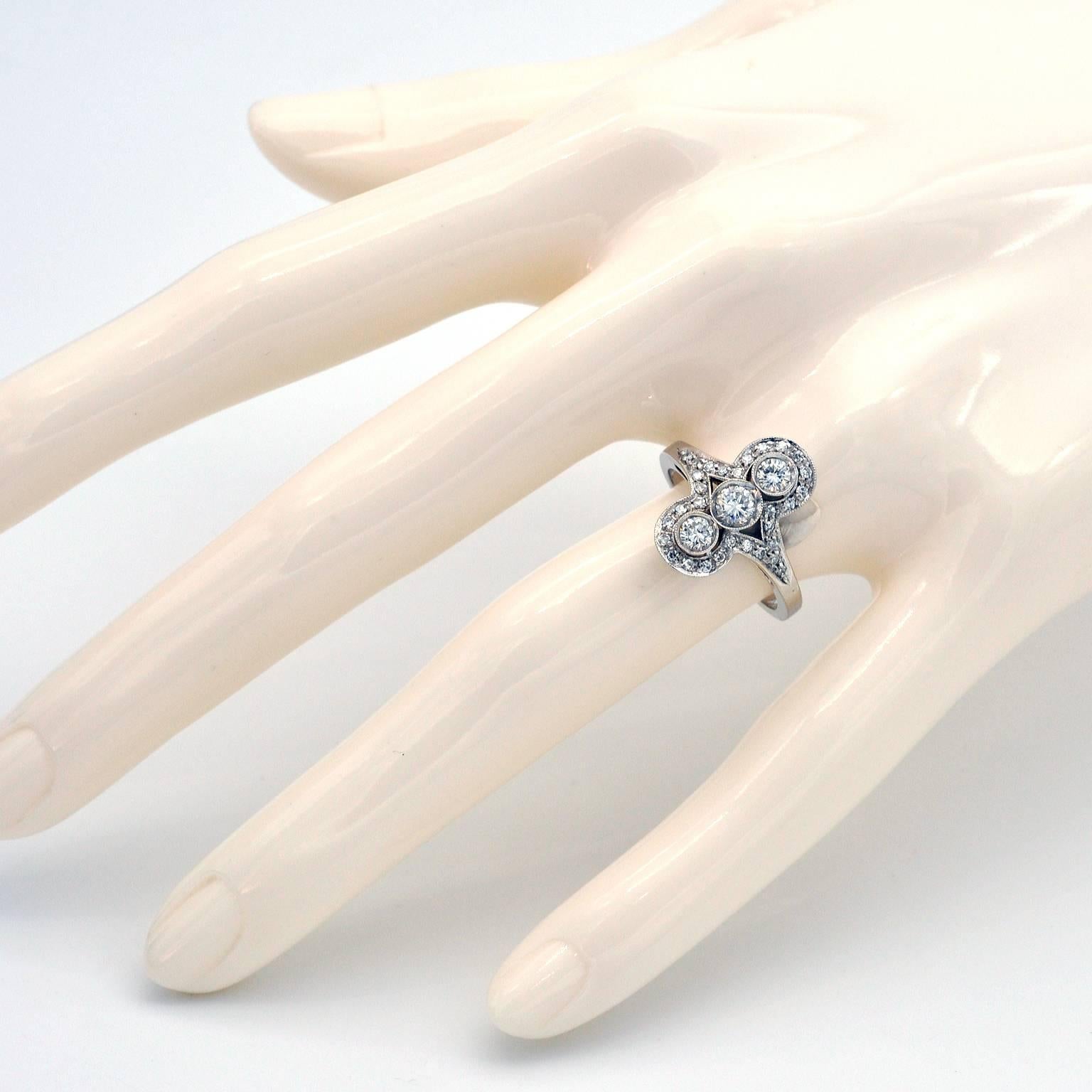 Anello a tre pietre in stile Art Deco molto elegante. 

Peso approssimativo delle pietre centrali: 0,55 ct. (G VS)

