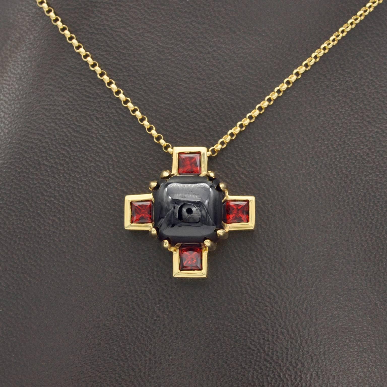 The Moderns Collier à pendentif croix en grenat et or Neuf - En vente à Monte Carlo, MC