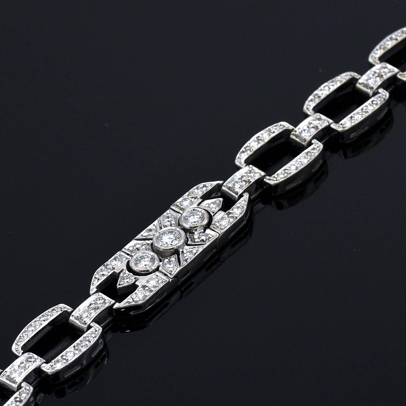 Ravishing Art Deco Style link bracelet ± 2.50 carats of round brilliant cut diamonds are set in 18kt white gold