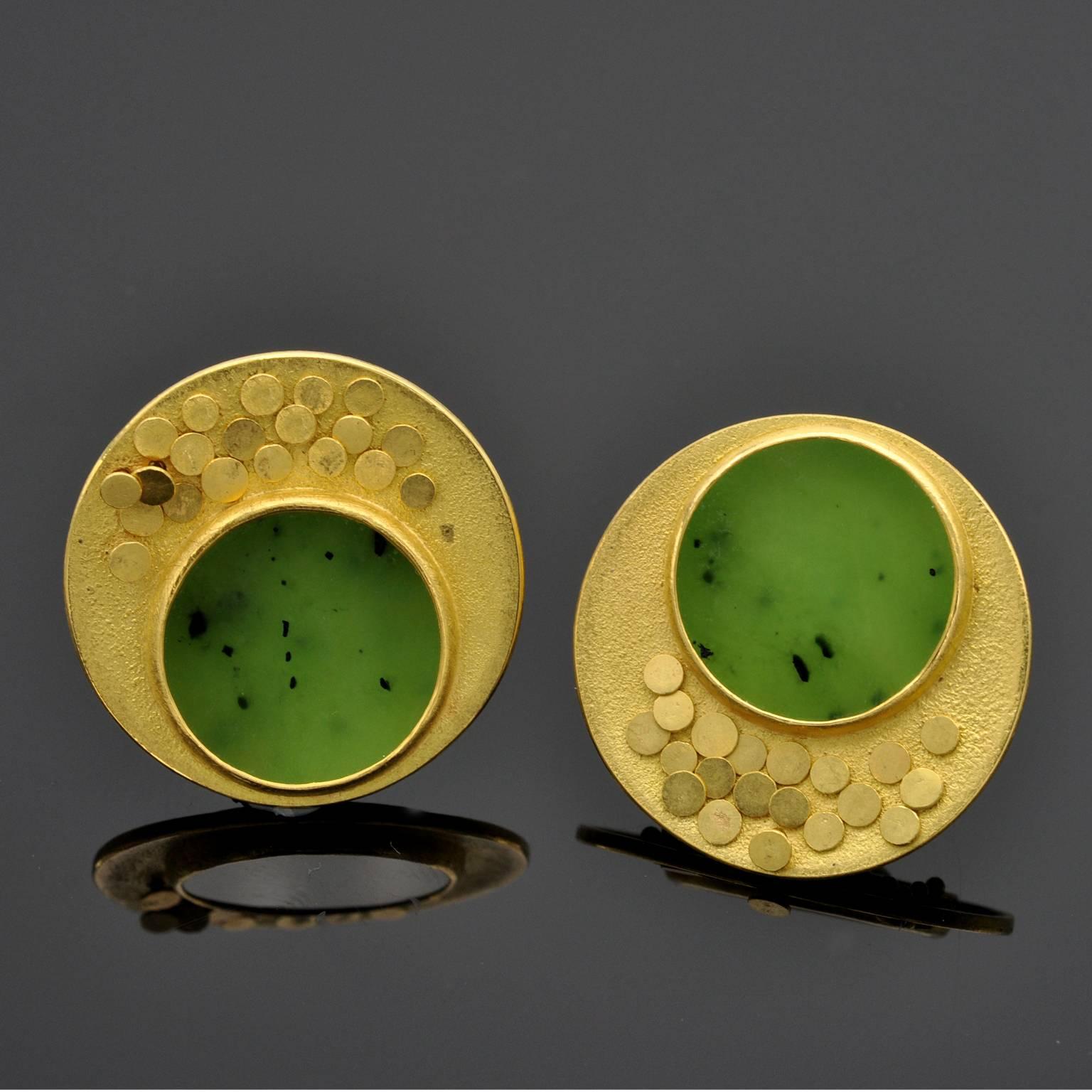 Moderne Ohrringe mit ethnischen Einflüssen machen es zu einem zeitlosen Stück, das man gerne trägt   mit Vergnügen bei vielen Gelegenheiten. Eine runde grüne Jade, eingefasst in strukturiertes Gold mit zwanzig schuppenartigen, beweglichen Scheiben.