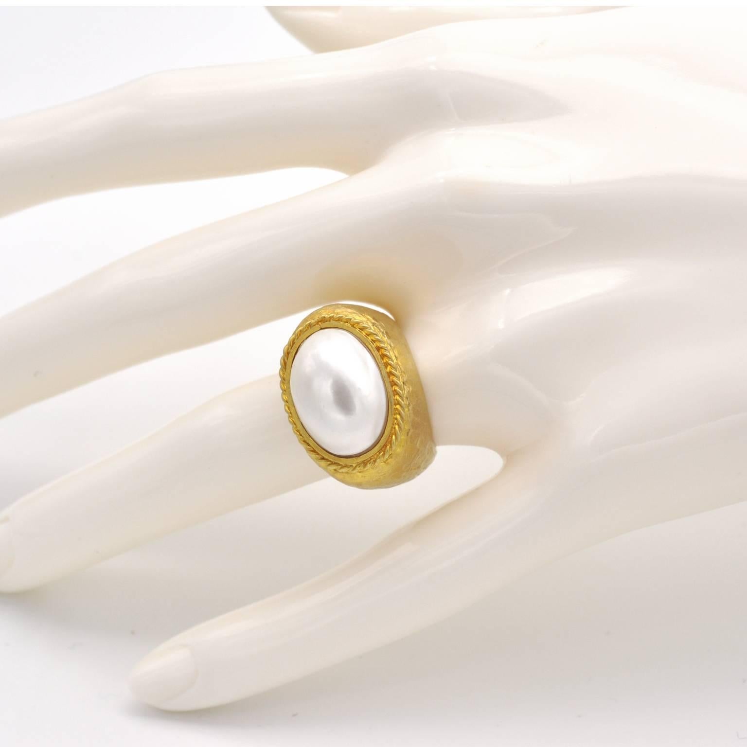 Mabe Pearl Hammered Gold Cocktail Ring In Excellent Condition In Monte Carlo, MC