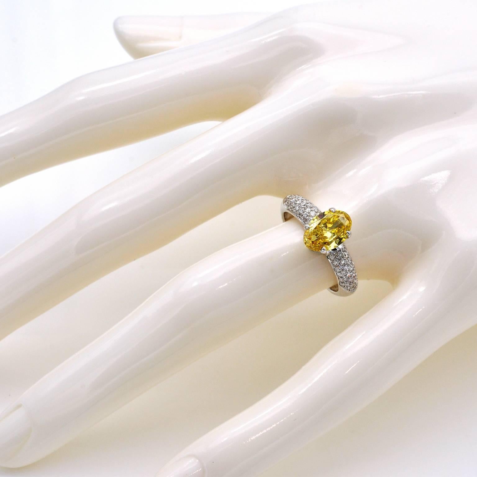 Ausgefallener Vivid Yellow 1,37 Karat Diamant Weißgold Verlobungsring (Ovalschliff) im Angebot
