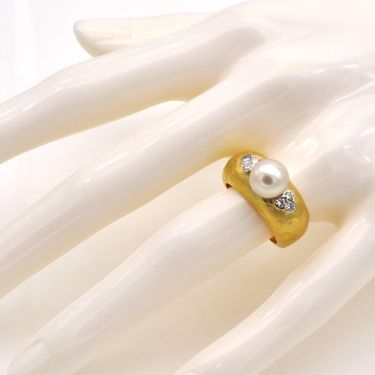 Diamond and Pearl Hammered Gold Cocktail Ring In New Condition For Sale In Monte Carlo, MC