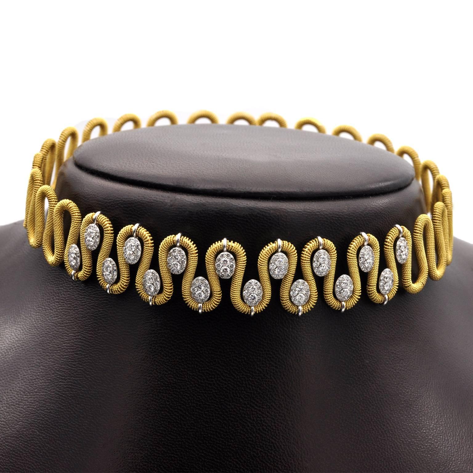 Exquisites Halsband aus 18 Kt Gold, vollständig handgefertigt von Marchisio italienische Juweliere seit 1859. Die Halskette lässt sich um den Hals falten und passt allen Größen. 
Diamanten: 3,2 Karat 
Gold : 34gr

Passendes Armband Ref: