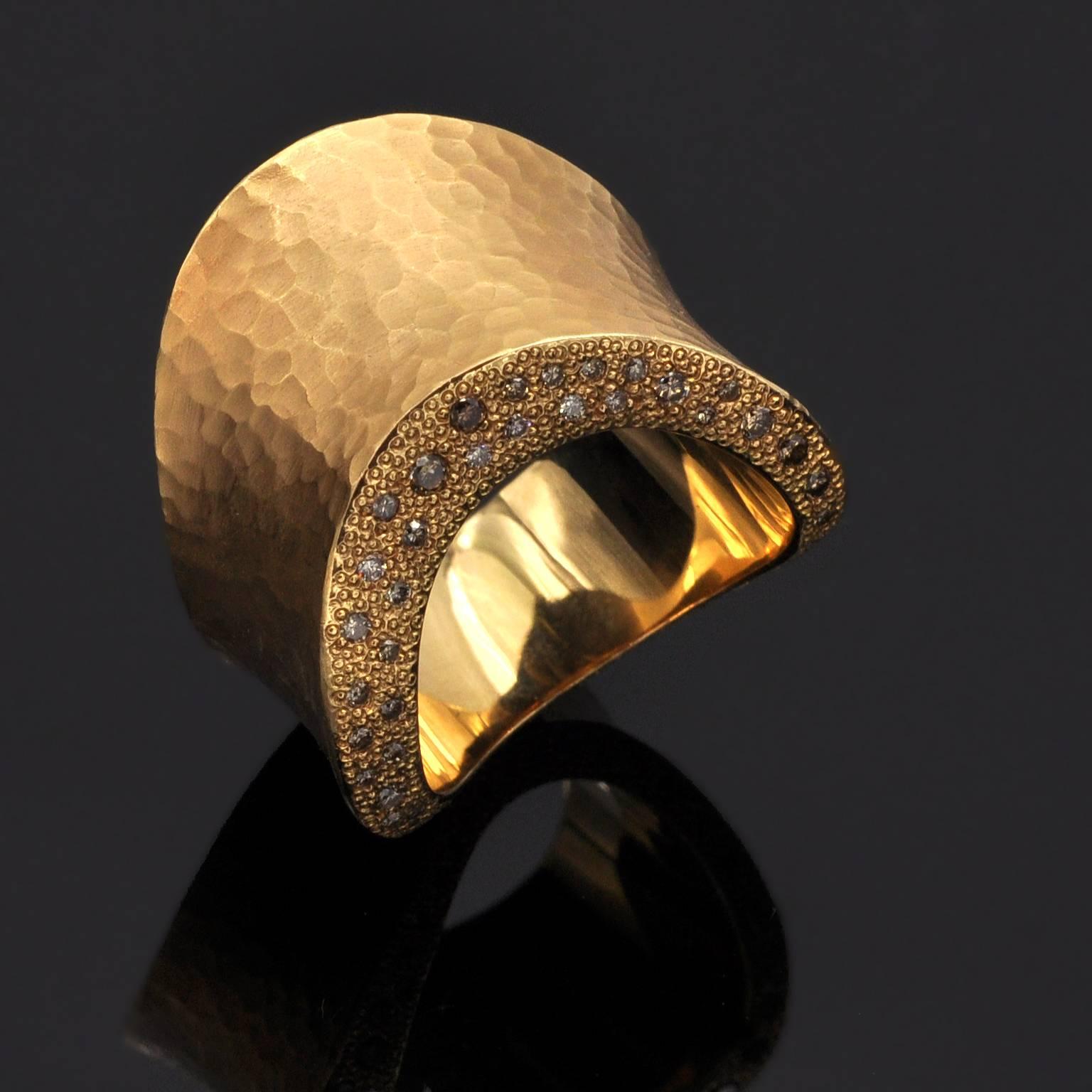 Stylish band ring, the top is hand hammered 18kt rose gold, the sides are textured gold and set with brilliant cut diamonds the color of which range from champagne to cognac. the design itself is refined and feminine.
diamonds : 0.82ct