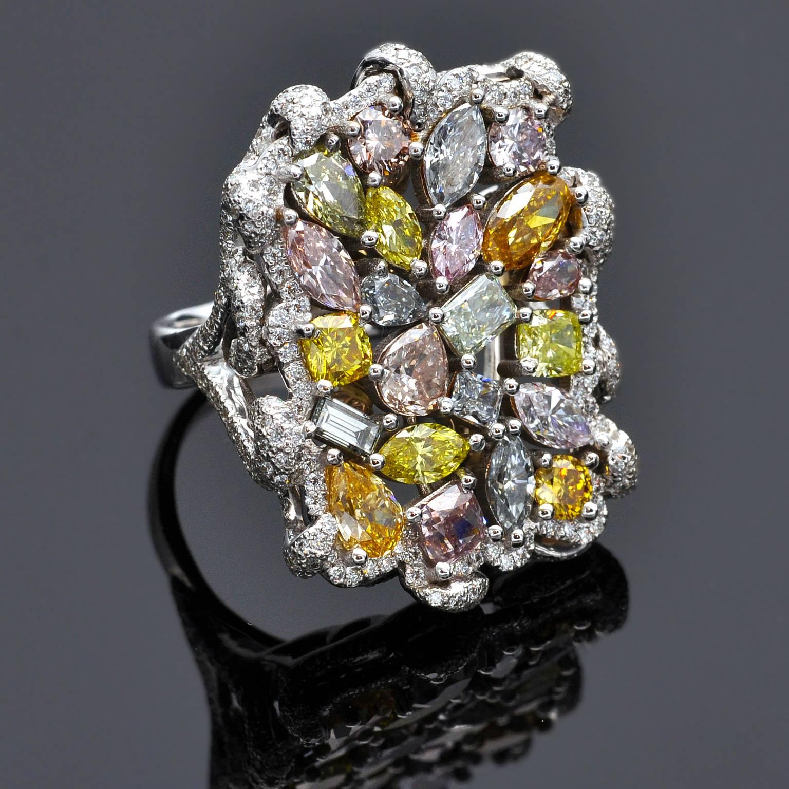 Unglaublich! Für Sammler! Eine Fancy Colored Natural Diamond Kollektion, deren Zusammenstellung Jahre gedauert hat, in einem erstaunlich anmutigen, einzigartigen Ring.
Die zweiundzwanzig Fancy-Diamanten sind alle mit einem GIA-Zertifikat versehen