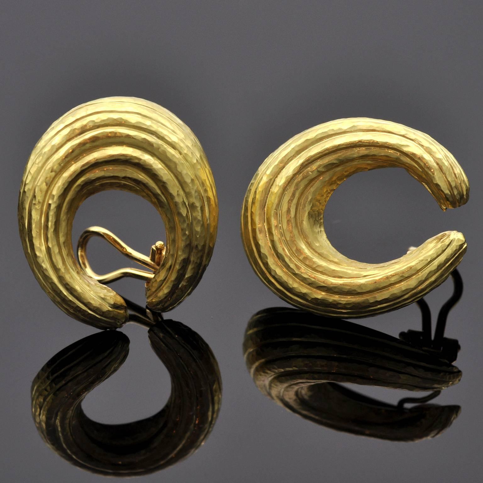 Very elegant Clip on earrings forming a Hoop in hammered 18kt yellow gold.