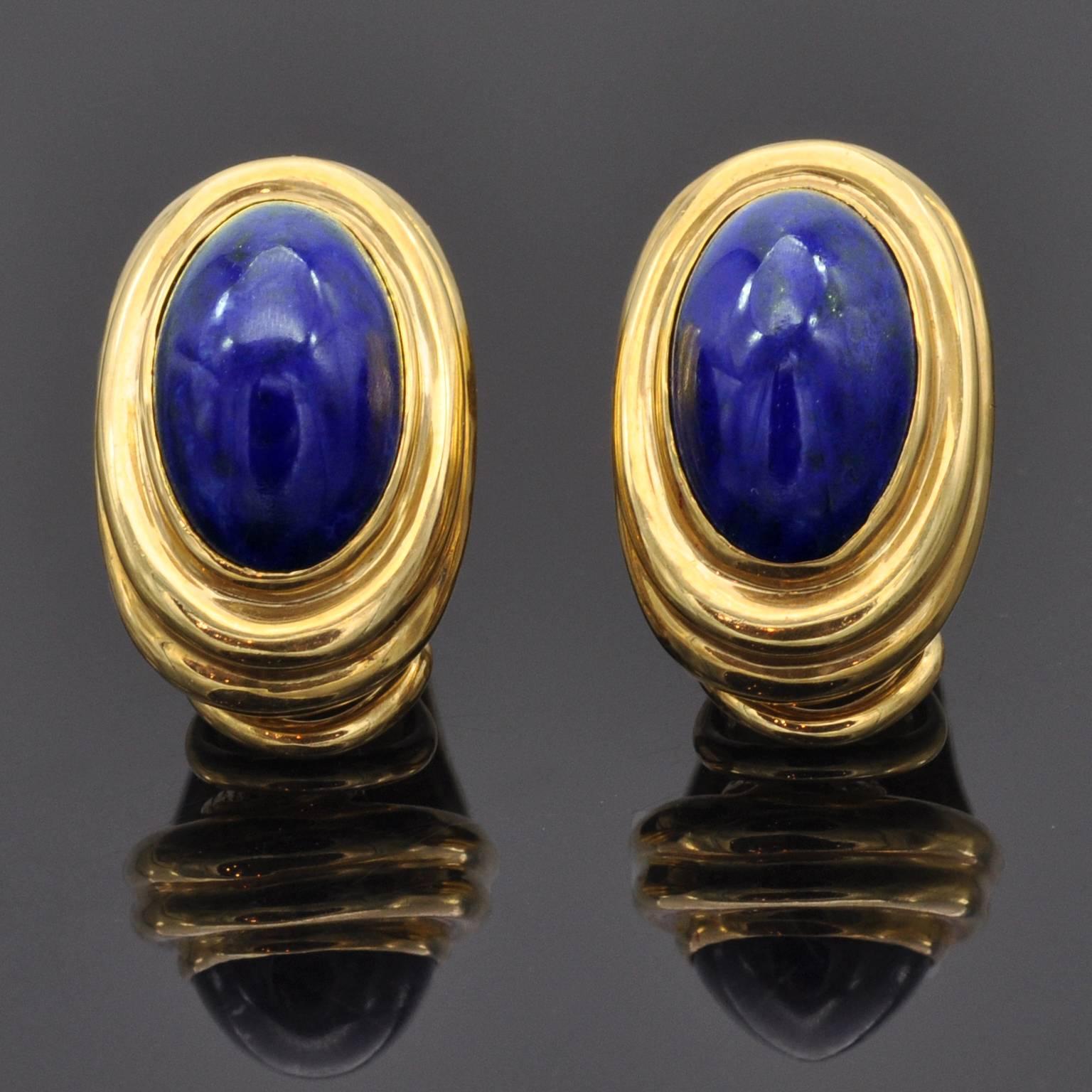 Hammered and polished 18kt gold with a bezel set top quality vivid blue lapis lazuli . These earrings has definitely a simple yet strong design.
For pierced or non pierced ear lobes.

A matching ring is available : ref LU47232773303