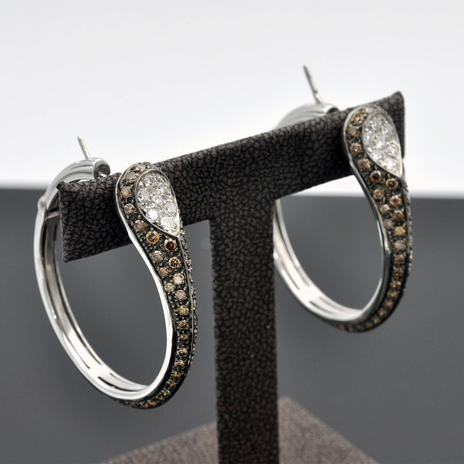 Highly fashionable 18kt gold hoop earrings set with 2,54 carats of brown (champagne) and white diamonds.