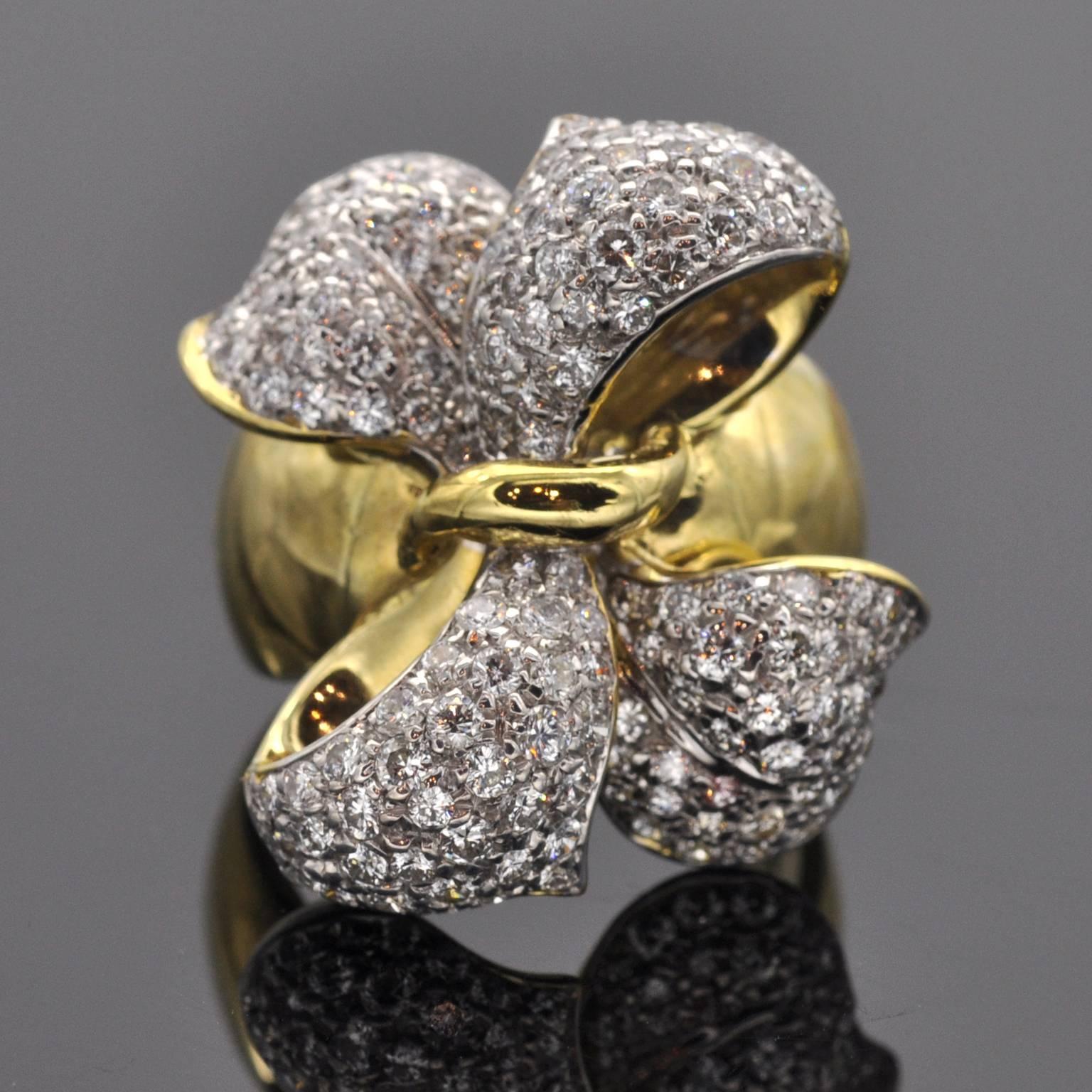Ring  in Form einer eleganten Schleife, besetzt mit 1,85 Karat Diamanten.

Perfektes Set mit passenden Ohrringen Ref: LU47232880763

