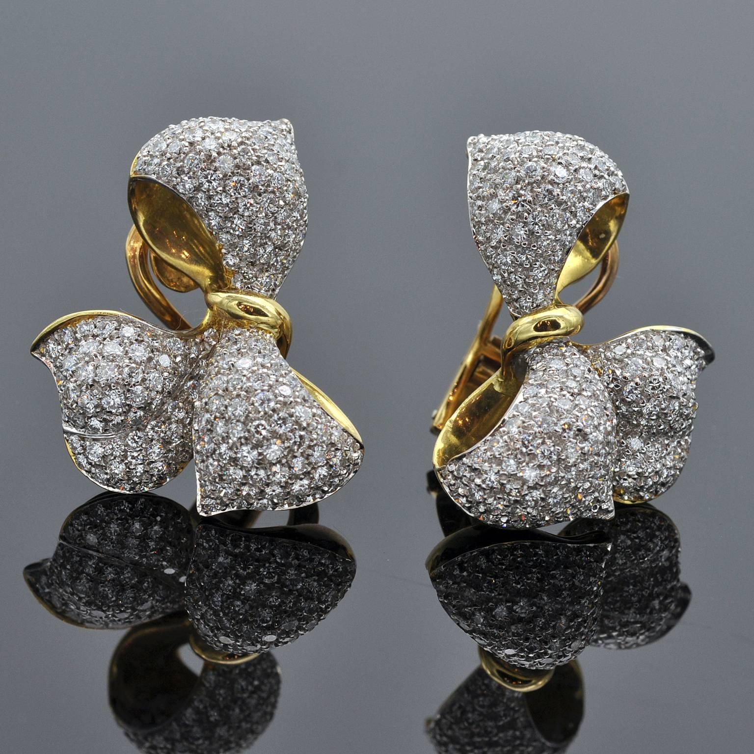 Wunderschöner Clip-Ohrring in Form einer eleganten Schleife, besetzt mit 5,26 Karat weißen Diamanten im Brillantschliff (G VS).
Die Marke ist ausgezeichnet. 

Perfektes Set mit passendem Ring Ref: LU47232880723


