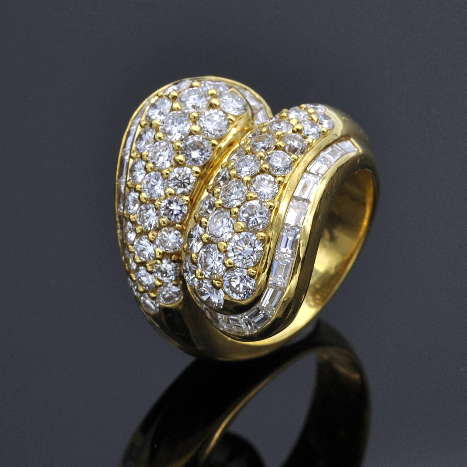 important 18 kt gold 'Toi Et Moi' ring richly set with brilliant cut and baguette diamonds. One can tell the high quality of work seeing 'beehive' openings from the back  of the ring.
Diamonds: 4.24 carat F/G in color VS in clarity
French Hallmark