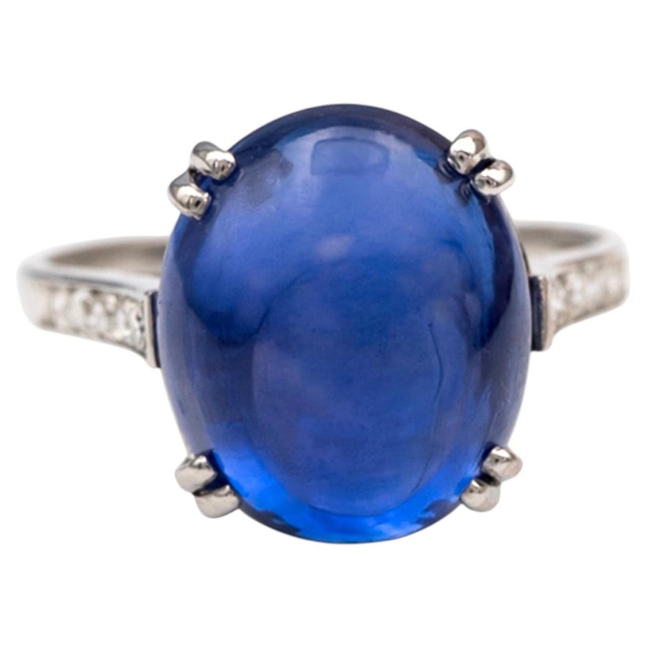 Anillo de diamantes con zafiro de Ceilán de 10,67 quilates en cabujón, de oro blanco de 18 quilates