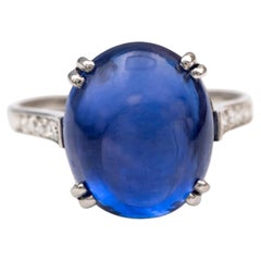 Diamantring aus 18 Karat Weißgold mit einem Ceylon-Saphir-Cabochon von 10,67 Karat