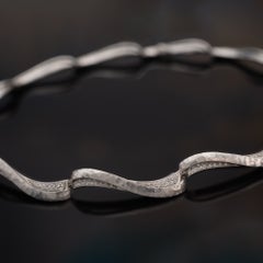 Halskette aus 18-karätigem, gehämmertem Weißgold mit Diamanten