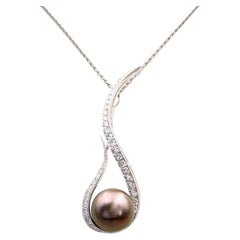 Collier pendentif contemporain en or blanc 18 carats, avec perle de Tahiti et diamants