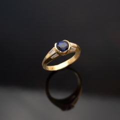 Bague en or 18 carats sertie d'un saphir bleu éclatant et de diamants taille baguette effilés