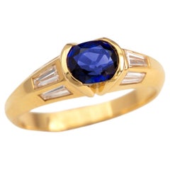 Bague en or 18 carats sertie d'un saphir bleu éclatant et de diamants taille baguette effilés