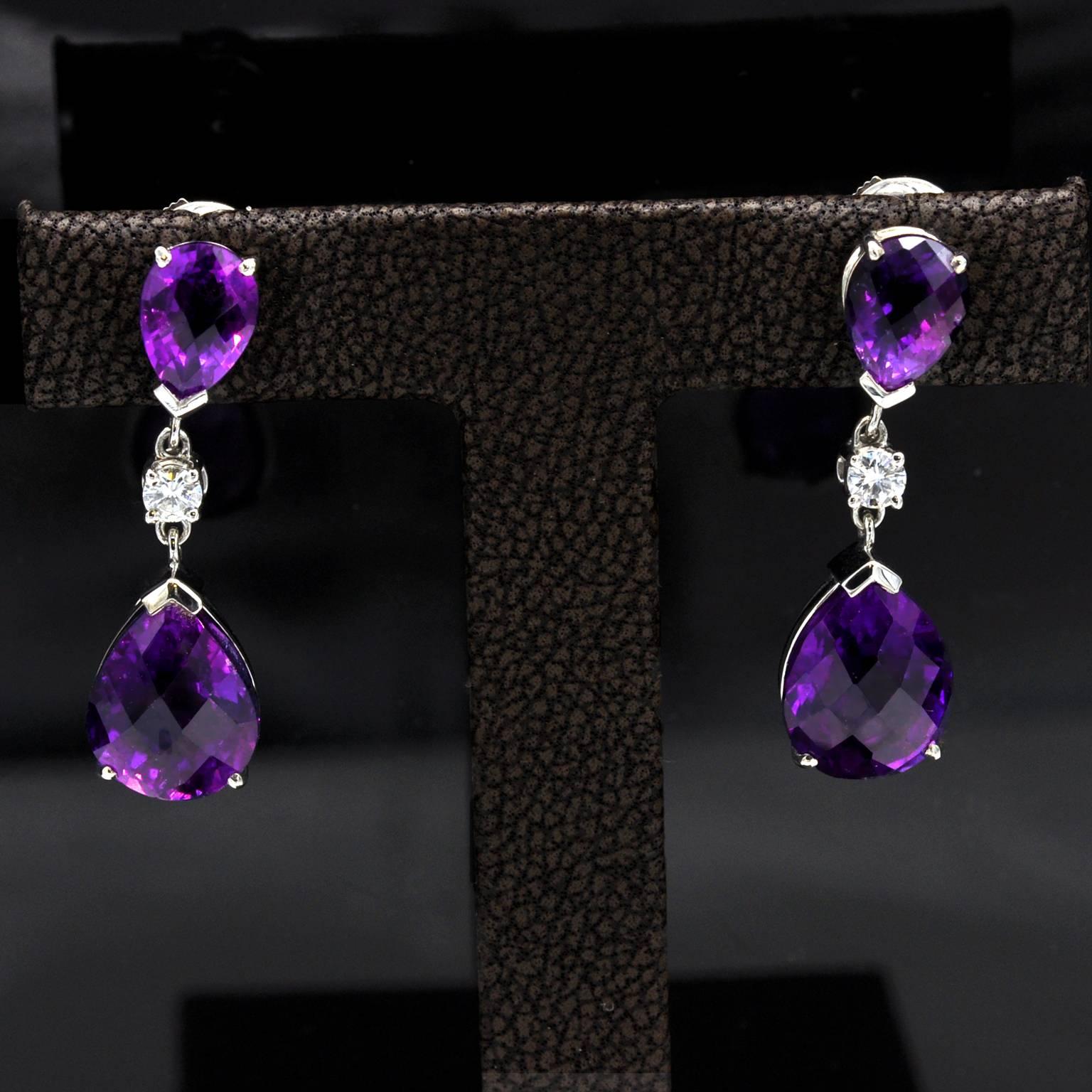 Very elegant dandle earrings : four beautiful amethyst, lively and saturated, highlighted with two diamonds.
Amethyst: 14.08 carat
Diamonds: 0,31 carat