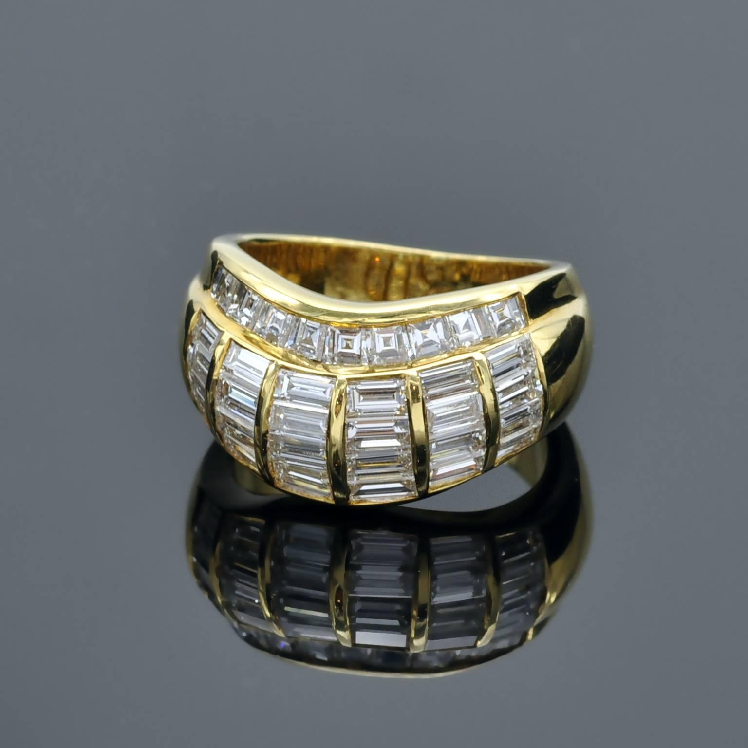 impressive wave shaped band ring: 2.8 carat Diamond baguette and square cut are expertly set on 18 kt gold. 
