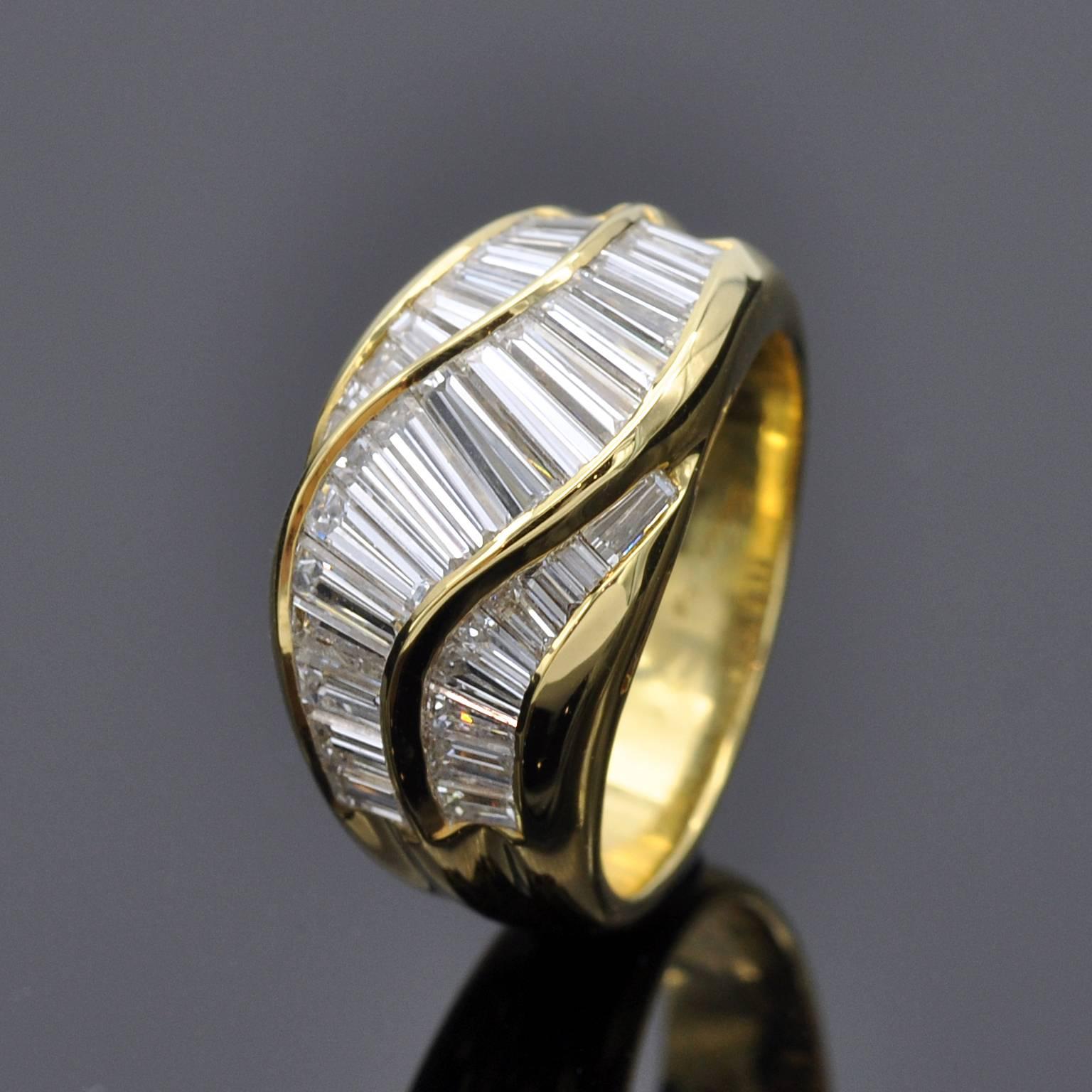  Exquisite band ring set with 2.95 carat of diamond baguette and tapered cut forming a gracious curving movement.
The ring in 18 kt gold is very well made