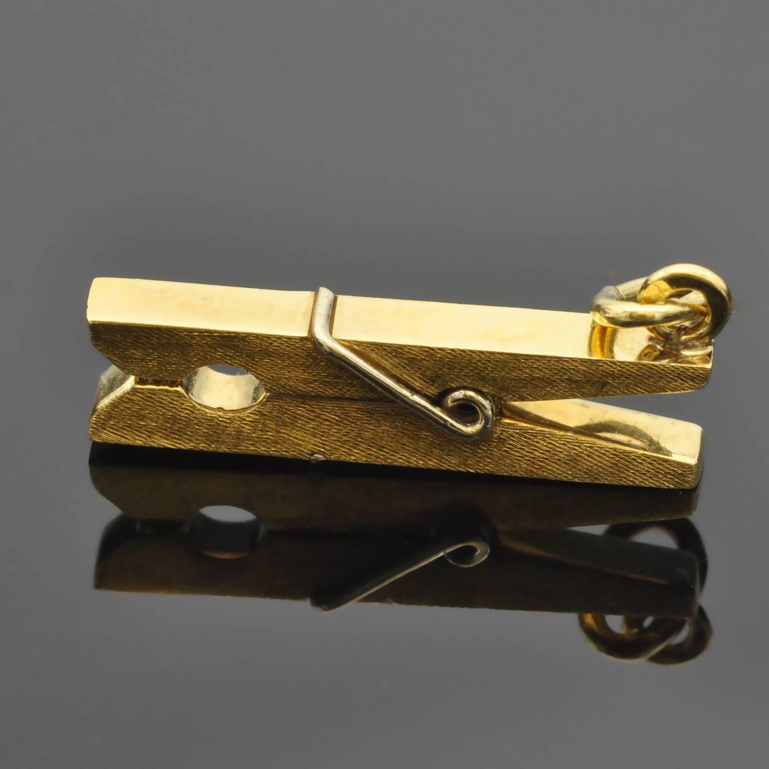 Extremely well made charm representing a clothespin in 18 kt plain yellow Gold.
The peg actually work ! 
