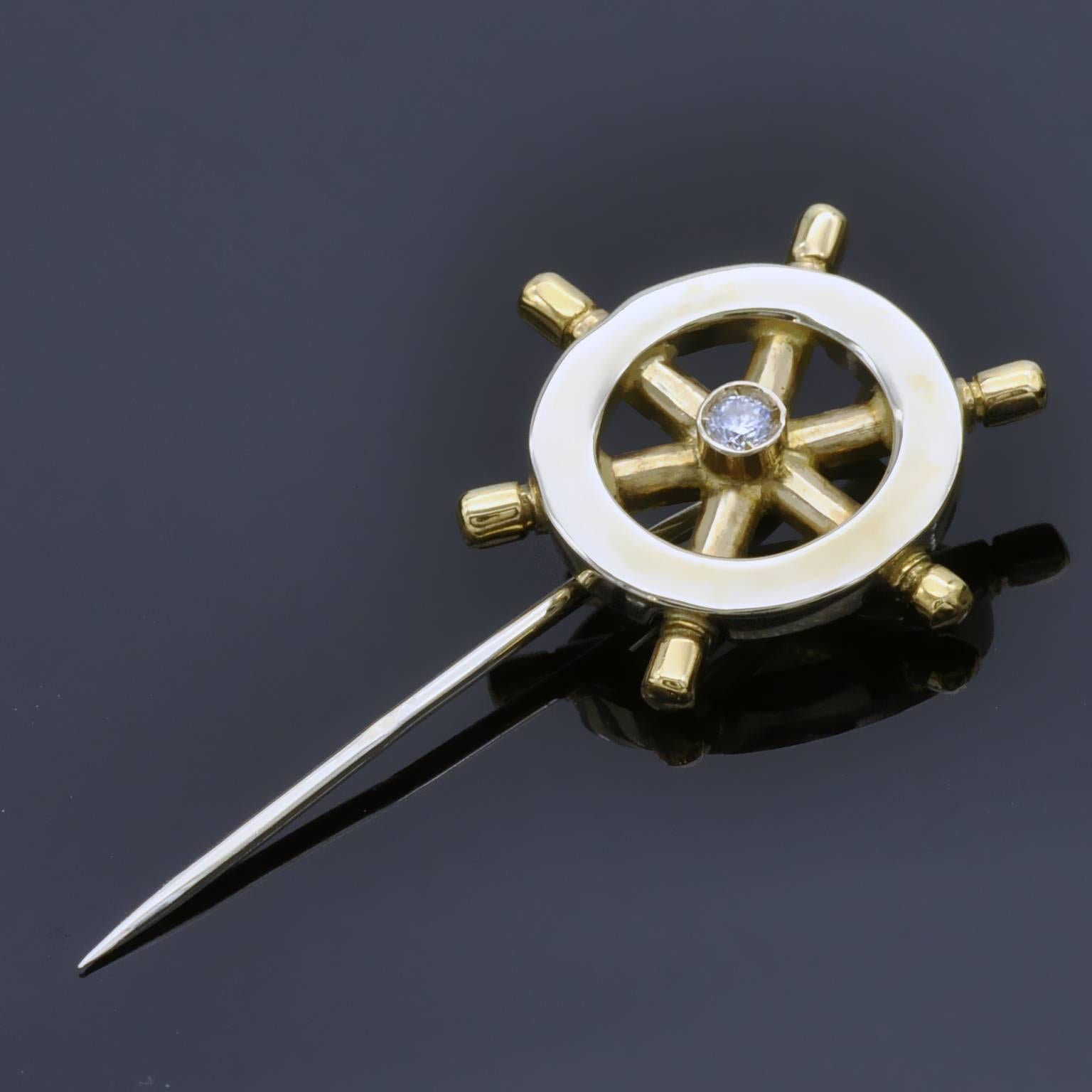 Elegant sailing boat helm pin made in 18kt white and yellow gold. In it center a round brilliant cut diamond. 